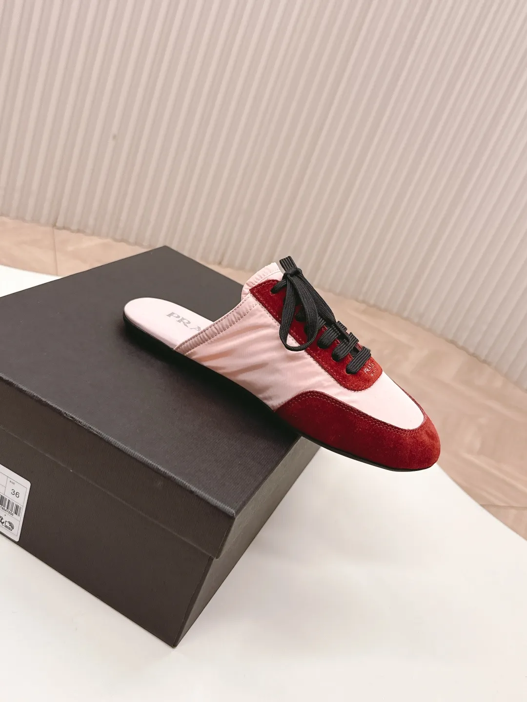 👟👟Ex-factory price 480👟👟 New color half-flop Prada Collapse regenerated nylon and suede leather stretch half-flop 2025 spring and summer latest catwalk style Forrest Gump slippers Fashion item thin casual slippers This ultra-light sports shoe is made of regenerated nylon and suede leather to create a three-dimensional shoe shape. The mixed materials highlight Prada's sports style and exquisite craftsmanship soul. The flat bottom design and elastic side cuffs make it easy to put on and take off with ease. The upper is decorated with a screen-printed logo ● Thin rubber sole · Removable leather insole upper, a casual shoe that is light, easy to wear and practical, with an original molded rubber outsole! Encounter a variety of colors combined with Forrest Gump shapes and iconic details such as Prada regenerated nylon to interpret a new style. Size: Women’s size. 35～39# 40.41